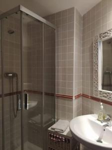 a bathroom with a shower and a sink at Apartamento Gandía, Orihuela del Tremedal. in Orihuela del Tremedal +20 photos