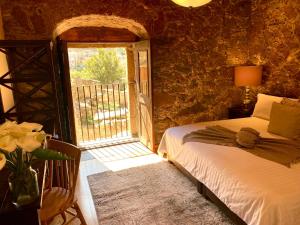 - une chambre avec un lit et une porte ouverte dans l'établissement HOTEL MINA REAL, à Real de Catorce