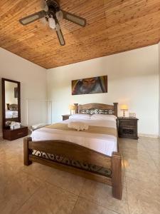 um quarto com uma cama e uma ventoinha de tecto em Monte Paz Finca Hotel em Montenegro