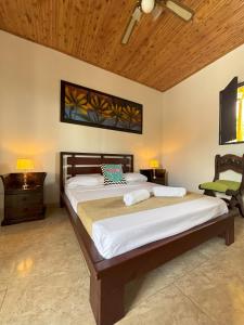 ein Schlafzimmer mit einem Bett und einer Holzdecke in der Unterkunft Monte Paz Finca Hotel in Montenegro