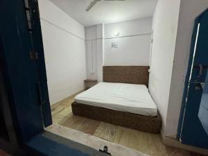 Habitación pequeña con cama pequeña. en Nest Tales Backpacker Hostel, en Khajurāho
