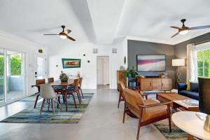 sala de estar con mesa y sillas en Shelby Sands, en Palm Springs