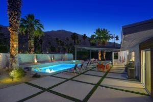 a backyard with a swimming pool and a house at Shelby Sands in Palm Springs