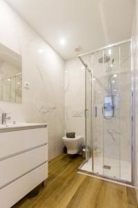 a bathroom with a shower and a toilet at Guest H4U - Porto Bonfim Heroismo in Porto