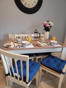 mesa de comedor con reloj en la pared en 39 Queens Road en Swanage