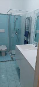 W łazience znajduje się prysznic, umywalka i toaleta. w obiekcie Blue's House w mieście Atrani