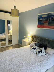 Ένα ή περισσότερα κρεβάτια σε δωμάτιο στο Komfortowy apartament Krokusowa 6