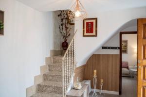 klatka schodowa w domu z białą klatką schodową w obiekcie Casa Alfocea w mieście Caravaca de la Cruz