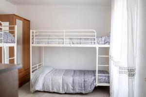 Habitación con 2 literas y ventana en Casa Alfocea en Caravaca de la Cruz