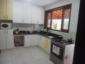 Кухня или мини-кухня в Condominio recreio da montanha
