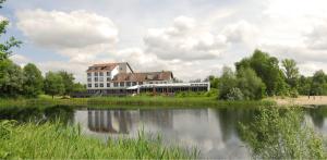 Výhled na řeku, která protéká v blízkosti hotelu