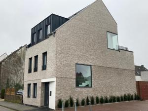 een stenen huis met een zwart dak bij Stilvolles Ferinen-Apartment im Herzen von Xanten in Xanten