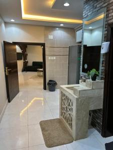 vestíbulo con fregadero y sala de estar en استراحة زهرة الاماكن (1) en Yeda