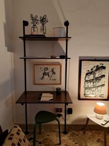 einen Schreibtisch und einen Stuhl in einem Zimmer in der Unterkunft La casetta al mare in Palermo