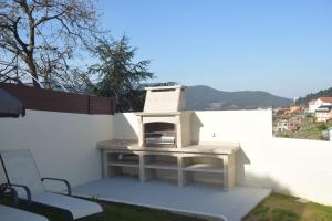 un horno de pizza sentado en la parte superior de un patio en Casa en Chapela, al lado de Vigo y con vistas a la Ría, en Redondela