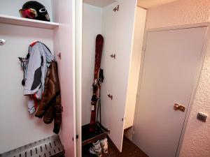a room with a closet with skis on the wall at Studio Les Arcs 1800, 1 pièce, 5 personnes - FR-1-346-366 in Arc 1800