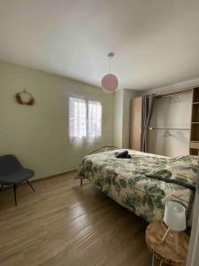 1 dormitorio con cama, escritorio y silla en Au Moryllon en Lompnas