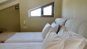 Postel nebo postele na pokoji v ubytování Pnoe Eco Residences
