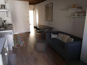 een woonkamer met een bank en een tafel bij Appartamento in centro Bergamo in Bergamo
