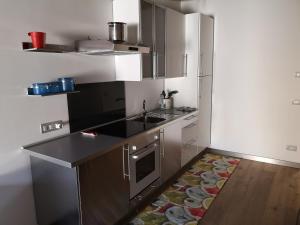 een keuken met een wastafel en een fornuis top oven bij Appartamento in centro Bergamo in Bergamo