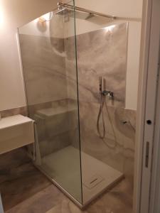een douche met een glazen deur in de badkamer bij Appartamento in centro Bergamo in Bergamo