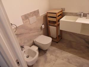 een badkamer met een wit toilet en een wastafel bij Appartamento in centro Bergamo in Bergamo