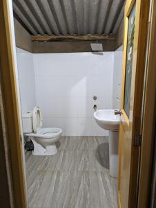 uma casa de banho com um WC e um lavatório em P&G Hotel and Water Purification Center em Hambantota