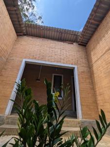 ein Backsteinhaus mit einem Fenster und einer Pflanze in der Unterkunft P&G Hotel and Water Purification Center in Hambantota