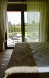 Postel nebo postele na pokoji v ubytování Pnoe Eco Residences