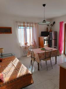 un soggiorno con tavolo e cucina di Villa Pia a Casalgrasso
