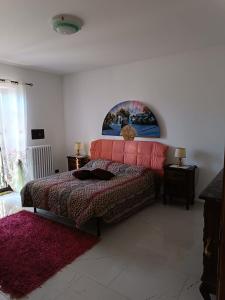 una camera da letto con un letto con cuscini rosa di Villa Pia a Casalgrasso