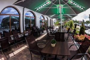 Restauracja lub miejsce do jedzenia w obiekcie Złote Arkady