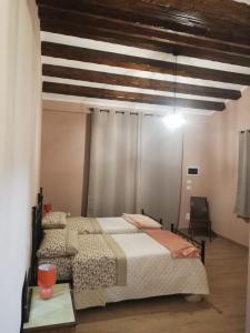 - une chambre avec 2 lits et une table avec une chaise dans l'établissement VILLA VIRGINIA, à Piazza Armerina