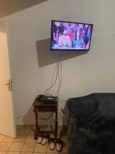 una TV a schermo piatto appesa a un muro di Appartement Duplex T1 ad Albertville