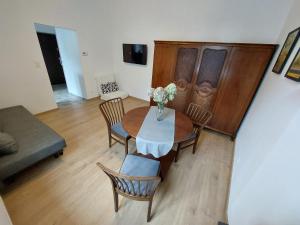 a living room with a table with chairs and a couch at Apartament Kamienna Gora in Kamienna Góra