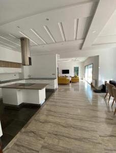 MornagにあるVilla avec piscine et Jacuzzi Tunisのキッチン、リビングルームが備わる広い客室です。