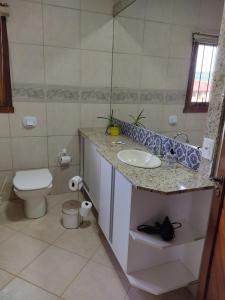 y baño con lavabo y aseo. en Nascer do Sol - Edelweiss en Nova Petrópolis