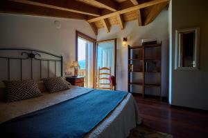 um quarto com uma cama grande e um cobertor azul em A Carballeira em Mondariz