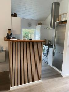 Una cocina o zona de cocina en Moderne sommerhus i naturskønne omgivelser