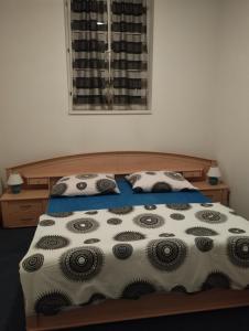 łóżko z kołdrą i 2 poduszkami w obiekcie Apartmány Česká Škola w mieście Lipová