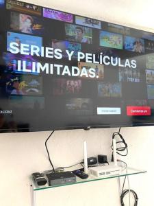 En TV eller et underholdningssystem på Departamento con Servicios incluidos: El Ponto