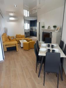 ein Esszimmer und ein Wohnzimmer mit Tisch und Stühlen in der Unterkunft Sea View Luxury Apartment Victoria in Torrevieja