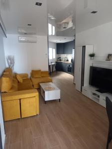 ein Wohnzimmer mit Sofa und Fernseher in der Unterkunft Sea View Luxury Apartment Victoria in Torrevieja