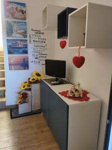 un ufficio con una scrivania e un computer di HOME SWEET HOME Vanini a Lecce