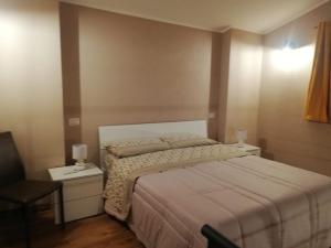 een slaapkamer met een groot bed en 2 nachtkastjes bij VILLA VIRGINIA in Piazza Armerina