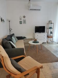uma sala de estar com um sofá e uma mesa em Apartman Rosé em Eger