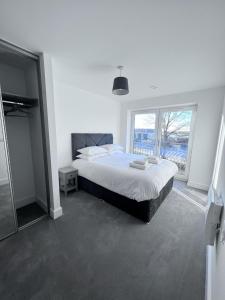 Un pat sau paturi într-o cameră la Spacious, modern apartment close to Bicester Village