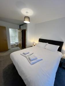 Un pat sau paturi într-o cameră la Spacious, modern apartment close to Bicester Village