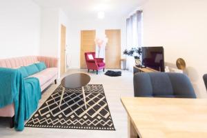 a living room with a couch and a tv at Central Cambridge, 2 Superking or 4 Single Beds, Parking & Garden, WORK CONTRACTOR LEISURE - QUARTZ in Chesterton