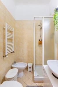 y baño con ducha, aseo y lavamanos. en Modern apartment in Milano Centrale next to Metro M5 - Sarca 73, en Milán